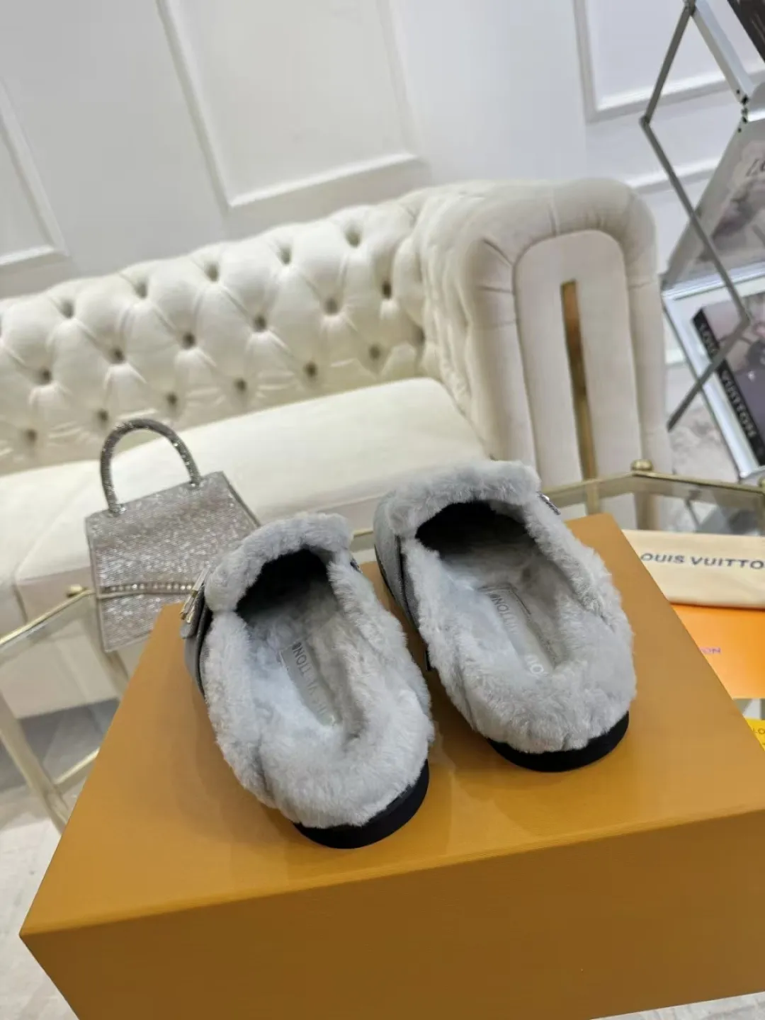 p600✨ LV Couple’s Wool Slippers｜Full of high-end feel, the soles of your feet are luxurious✨ We have achieved the ultimate restoration of the "higher version" of this pair of LV classic toe-toe slippers! 👫💫 🌟 The core advantages are clear at a glance: ✔️ Original jacquard + cowhide fabric, delicate texture, high-end at first glance; ✔️ 280% pure wool lining, wearing barefoot is like stepping on clouds ☁️, soft and skin-friendly and not sweaty; ✔️ Non-slip rubber bottom + three-dimensional toe design, super stable for walking, fashionable and practical!  👀 Must-have attention to detail: Belt buckle + classic LV presbyopic elements, revealing the aura of a big-name brand in a low-key manner ~ Whether it is a couple dating or a trip with besties, both of them are the focus when they go out👟💖 ✨ Easily match the wardrobe: jeans + sweaters, lazy and casual style ✔️ Coat + skirt, refined and elegant ✔️ One pair of shoes can handle a variety of styles, and the sense of luxury is never artificial ~ #LV slippers #couple outfit #High-End Customization #Quality Shoes Recommendation Fabric: Yangjing/classic jacquard fabric Lining: Imported wool lining Sole: Original rubber sole Size: Female 35-41 Male 38-46